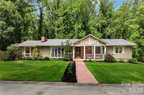 711 Oak Terrace Ln, Hendersonville, NC 28791