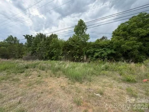 2049 Old Shelby Rd, Hickory, NC 28602