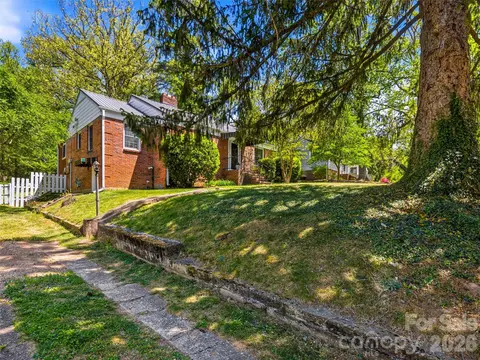 28 Canterbury Rd, Asheville, NC 28805