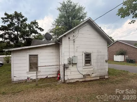 430 E D St, Newton, NC 28658 photo 4