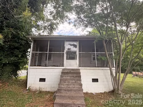 430 E D St, Newton, NC 28658 photo 2