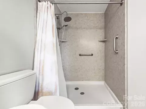 Bath - 1338 Torrence 29 Cir #29, Davidson, NC 28036 photo 2 of 5