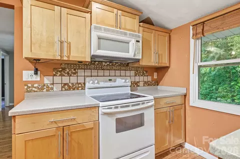 Kitchen - 3383 Thickety Rd, Clyde, NC 28721 photo 4 of 8