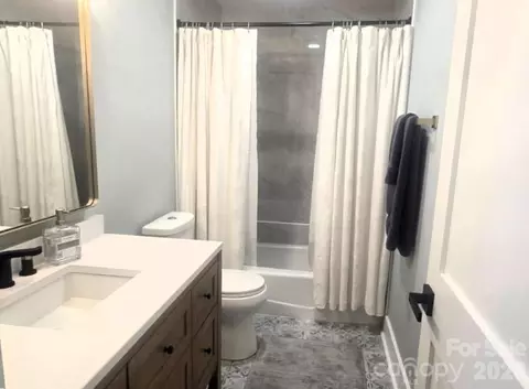 Bath - 449 Windward Dr, Davidson, NC 28036 photo 1 of 4