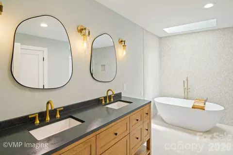 Bath - 449 Windward Dr, Davidson, NC 28036 photo 3 of 4