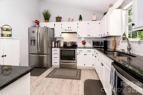 Kitchen - 6803 Lowesville Ln, Stanley, NC 28164 photo 3 of 4