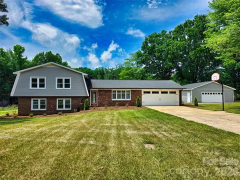 158 W Meadowview Dr, Statesville, NC 28625
