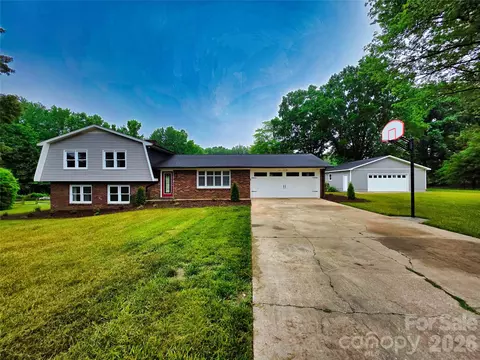 158 W Meadowview Dr, Statesville, NC 28625