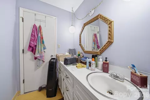 Bath - 970 23rd Ne Ave NE, Hickory, NC 28601 photo 2 of 5