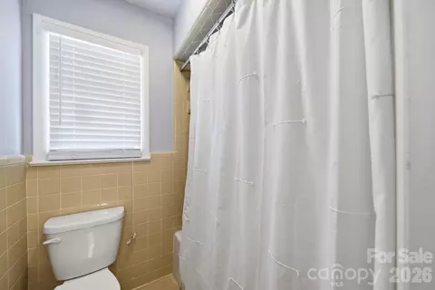 Bath - 970 23rd Ne Ave NE, Hickory, NC 28601 photo 5 of 5