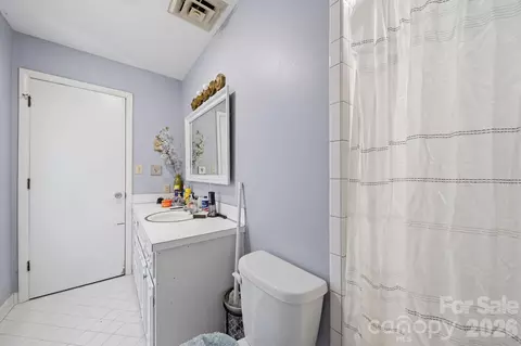 Bath - 970 23rd Ne Ave NE, Hickory, NC 28601 photo 3 of 5