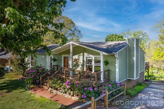 34 Knoll Ridge Dr, Asheville, NC 28804