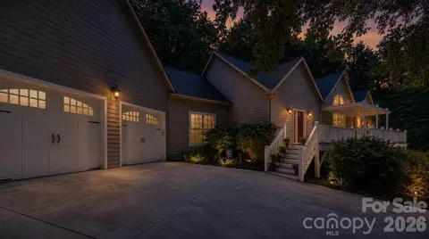 60 Hawks Pointe Ln, Weaverville, NC 28787