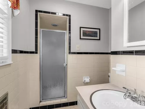 Bath - 72 Mcentire Rd, Tryon, NC 28782 photo 1 of 4