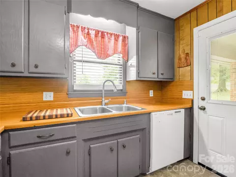 Kitchen - 72 Mcentire Rd, Tryon, NC 28782 photo 4 of 5