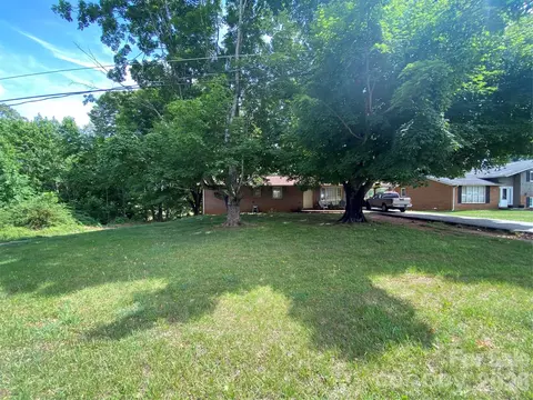 2071 Colonial Ln, Hickory, NC 28601