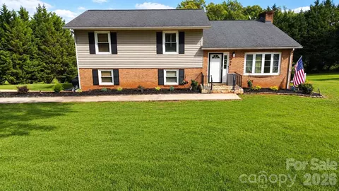 1984 Crestdale Ln, Newton, NC 28658