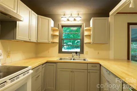 24 Sarabec Hill Rd, Black Mountain, NC 28711