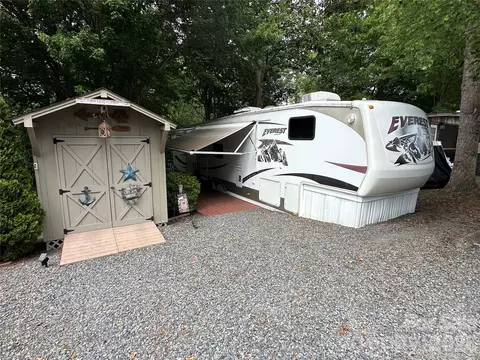 114 Oak St, New London, NC 28127