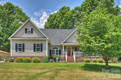 1302 Laurel Woods Dr, Gastonia, NC 28052