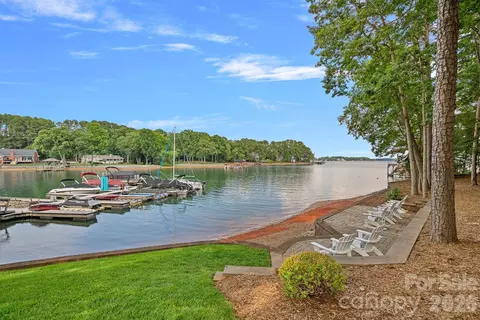 8160 Waterford Dr, Stanley, NC 28164