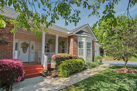 606 Carriage Commons Dr, Hendersonville, NC 28791
