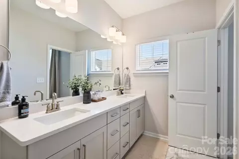 Bath - 912 Mary Max Dr, Davidson, NC 28036 photo 3 of 5