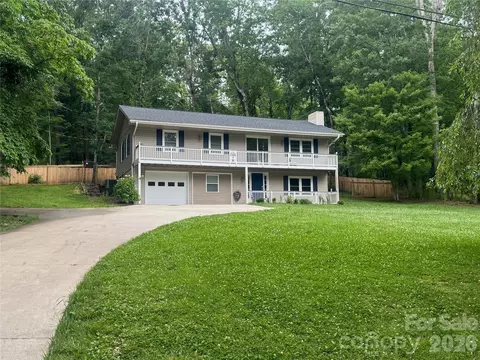 11 Greenwood Acres Dr, Mills River, NC 28759