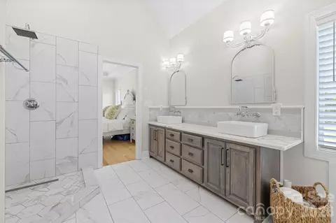 Bath - 2015 Pierson Dr, Lancaster, SC 29720 photo 2 of 5