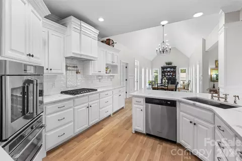 Kitchen - 2015 Pierson Dr, Lancaster, SC 29720 photo 4 of 8