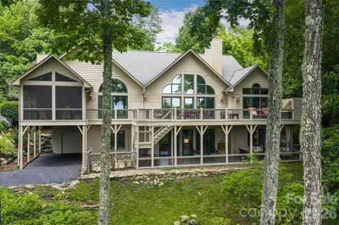 305 Piney Knoll Ln, Hendersonville, NC 28739