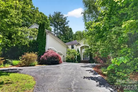 94 Oak Hollow Dr, Asheville, NC 28805
