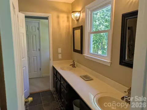 Bath - 675 Fox Run Ln, Tryon, NC 28782 photo 3 of 5