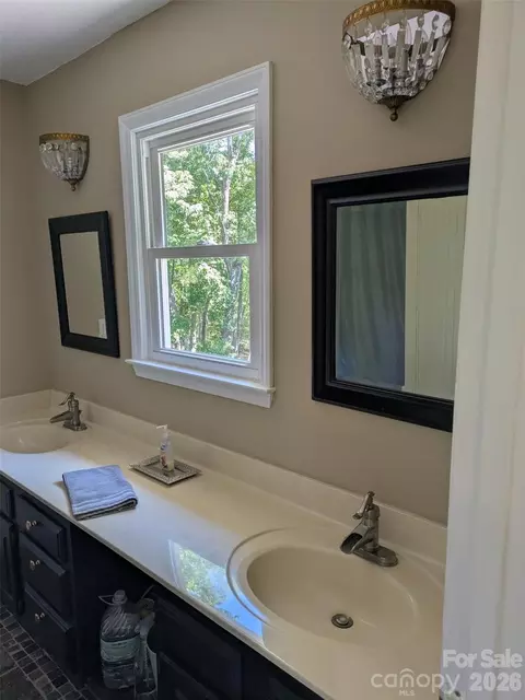 Bath - 675 Fox Run Ln, Tryon, NC 28782 photo 1 of 5