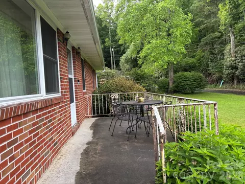 609 Valley Rd, Spruce Pine, NC 28777 photo 2