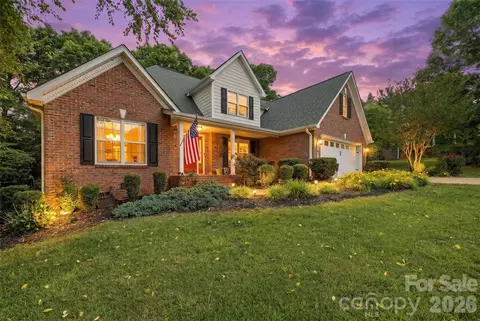 1197 Waterford Dr, Hickory, NC 28602
