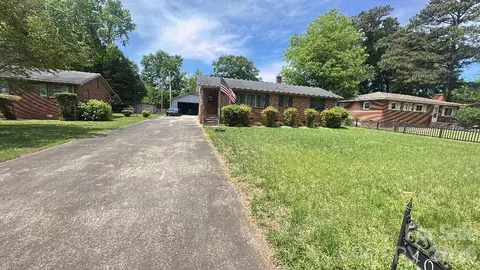 400 Briarwood Dr, Charlotte, NC 28215