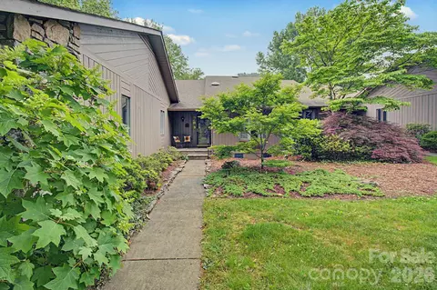 16 Clubside Dr, Asheville, NC 28804