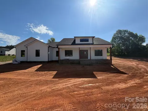 1265 Misty Ln, Hickory, NC 28601