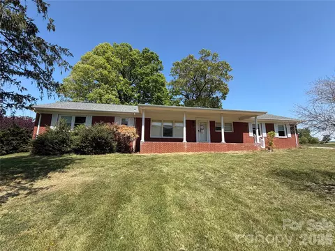 2136 Cedar Rock Estates Dr, Lenoir, NC 28645