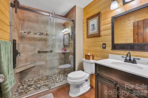 Bath - 29 Shadow Brook Dr, Flat Rock, NC 28731 photo 2 of 2