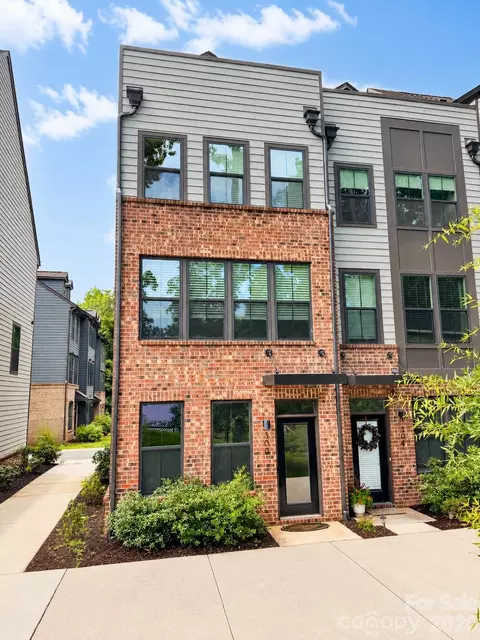 300 Twinflower Ln, Charlotte, NC 28205
