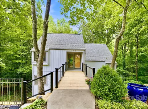 2724 Huntingtowne Farms Ln, Charlotte, NC 28210