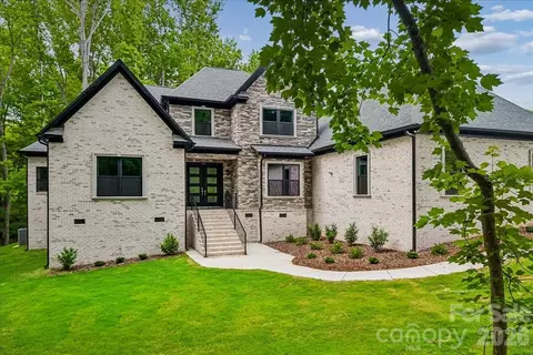 641 Cottonfield Cir, Waxhaw, NC 28173