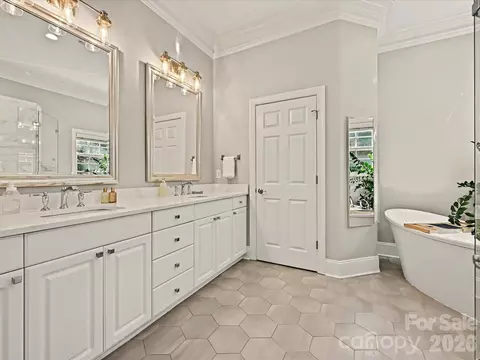 Bath - 170 Clemens Pl, Davidson, NC 28036 photo 2 of 3