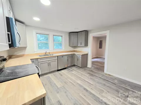 357 8th Avenue Sw Dr SW, Hickory, NC 28602