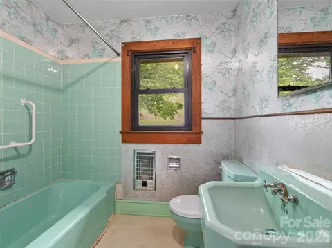 Bath - 21 Beaverdam Rd, Canton, NC 28716 photo 1 of 1