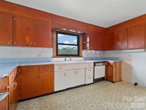 Kitchen - 21 Beaverdam Rd, Canton, NC 28716 photo 2 of 2