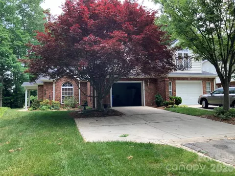 63 Lake Pointe Cir, Hendersonville, NC 28792