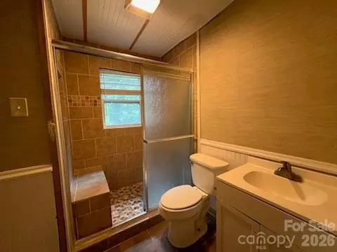 Bath - 38 8th Avenue Se Dr SE, Hickory, NC 28602 photo 1 of 1